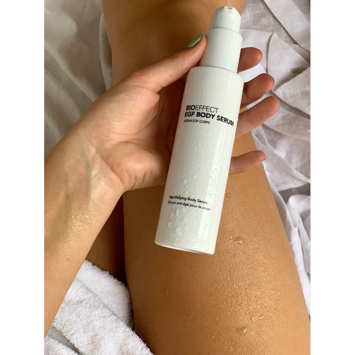 Bioeffect EGF Body Serum 120 ml age defying body serum i vit pumpflaska på fuktig hud