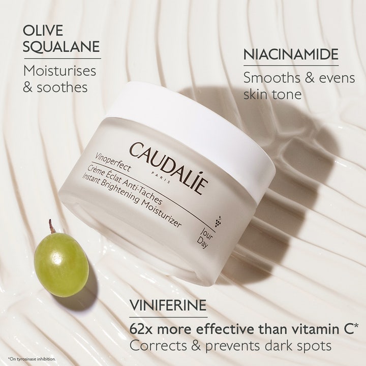 Caudalie Vinoperfect 50 ml lysterkräm för fläckborttagning ansikte i frostad glasburk vid en grön druva.