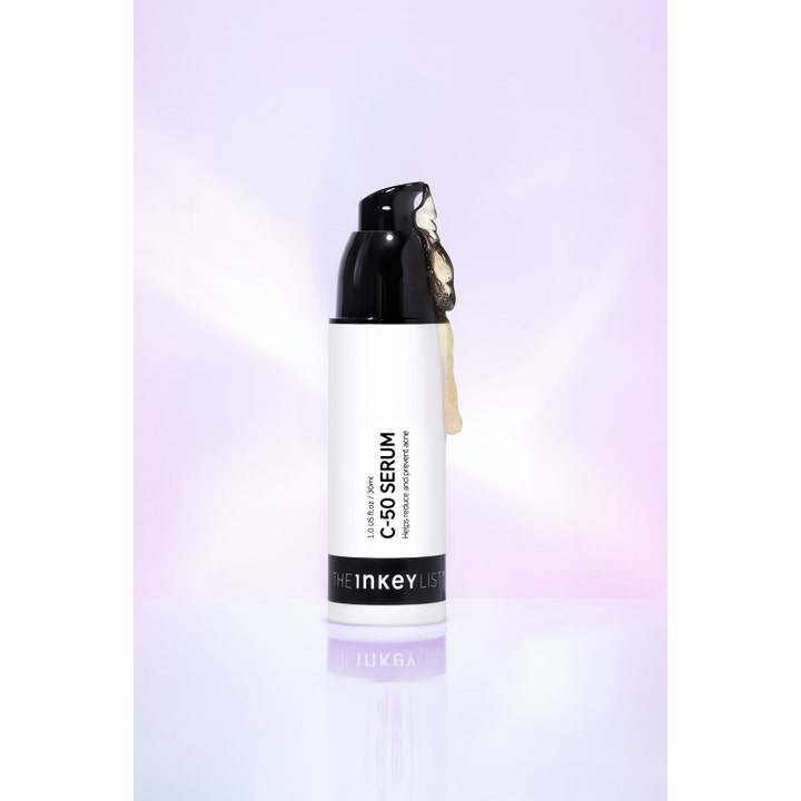 The INKEY List C-50 Serum 30 ml c-vitamin serum för ansiktet mot acne med gulaktig gel rinnande nerför flaskan