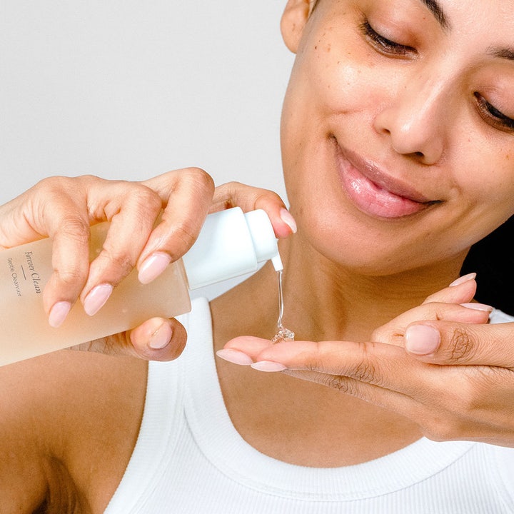 PÜR Forever Clean Gentle Cleanser 150 ml mildrengöring ger ren hy med en klar gel som pumpas ut i handen.