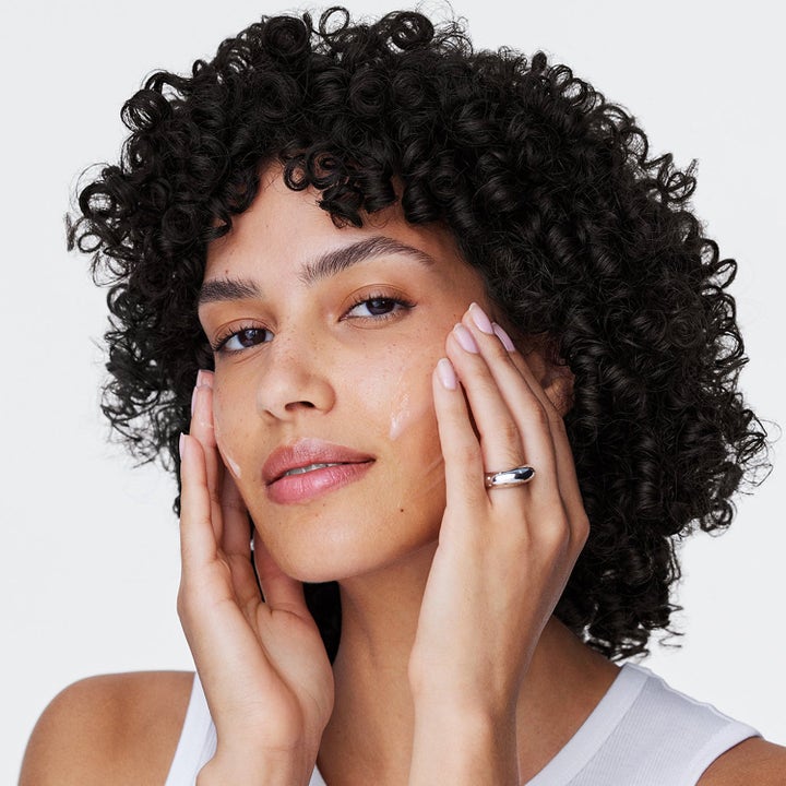Clinique Retinol Intro mild retinol-introduktion hudvård där en kvinna applicerar krämig textur för lyster