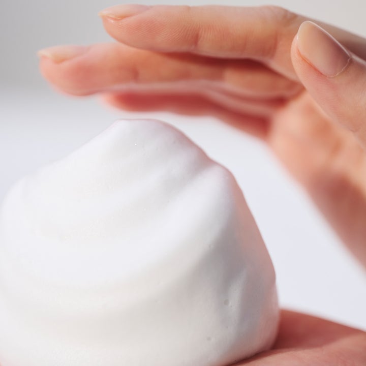Sensai Silky Purifying Creamy Soap N 125 ml ansiktsrengöring med ett mjukt vitt skum som ger huden lyster