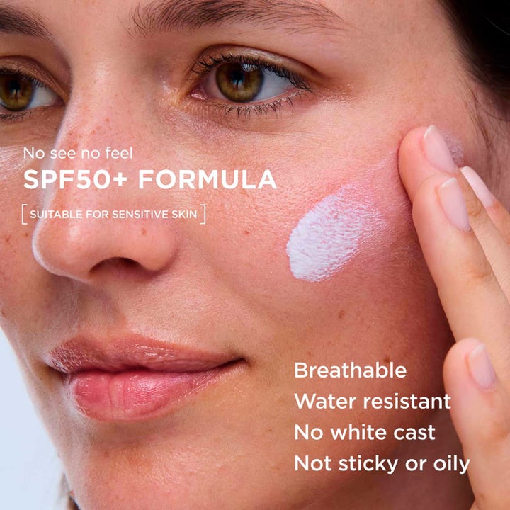 Clarins UV Plus 30 ml solskydd med SPF 50+ för känslig hud som ger en osynlig finish vid applicering på huden.