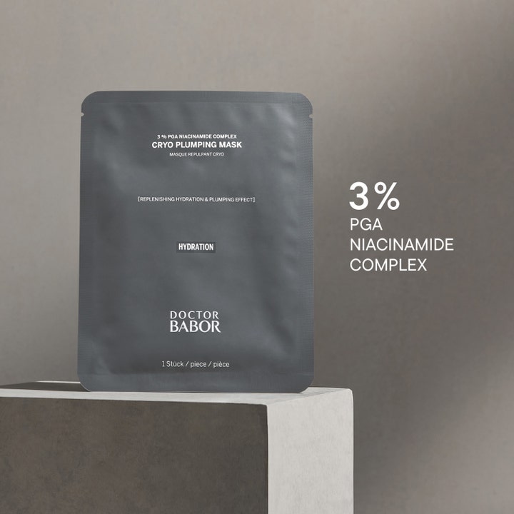 Babor DOC Cryo Plumping Mask 1 st cryo ansiktsmask för återfuktning i mörkgrå förpackning med 3% PGA niacinamid.