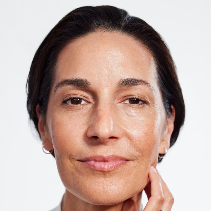 Clinique Smart Clinical Repair 50 ml ansiktskräm rynkor ger slät och återfuktad hud på en kvinna med lyster.