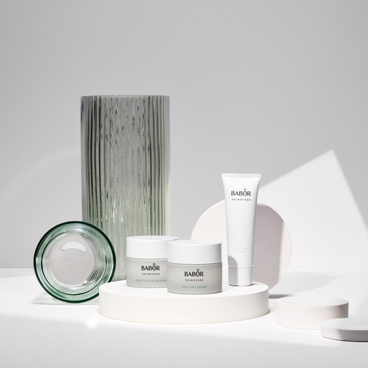 Babor Purifying Cream rich 50 ml purifierande kräm i frostad glasburk på vita podier som ger talgbalans