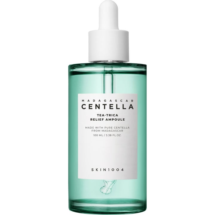 SKIN1004 Madagascar Centella Tea-Trica Relief Ampoule 100 ml lugnande cica serum mot akne irriterad hud i grön glasflaska.