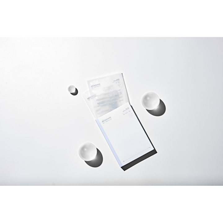 Mixsoon Bifida Mask Pack 5 st intensivt återfuktande sheet mask i vit ytterförpackning med sachetter och vita sfärer.
