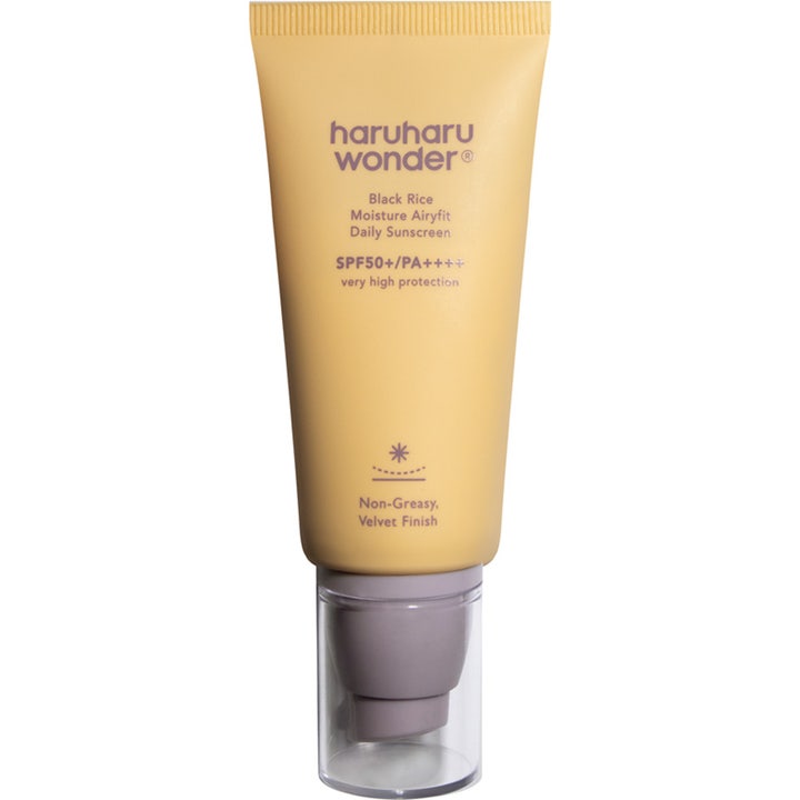 Haruharu Wonder Black Rice Airyfit 50 ml fuktgivande solkräm ansikte med svart ris SPF50 i gul tub med lila pump