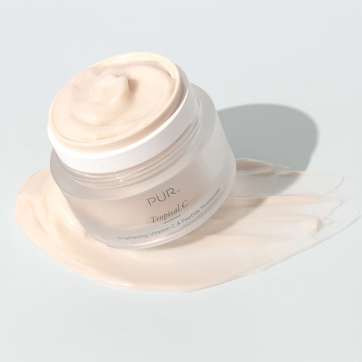 PÜR Tropical C Brightening Vitamin C & Peptide Moisturizer 50 ml krämig peptid ansiktskräm i öppen burk som ger lyster.