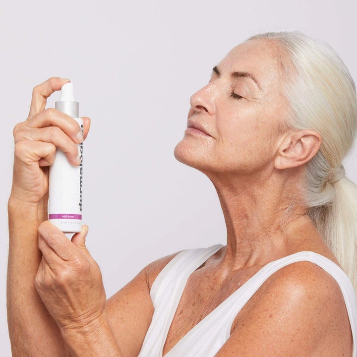 Dermalogica Antioxidant Hydramist Duo 2 X 150 ml återfuktande hudvård som en kvinna sprayar över ansiktet.