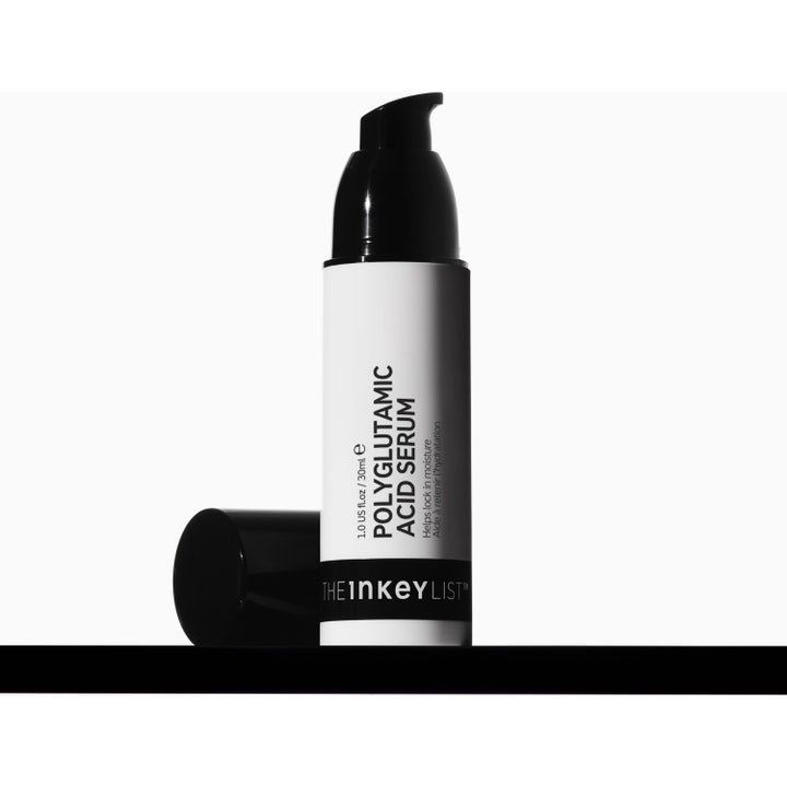 The INKEY List Polyglutamic Acid Serum 30 ml återfuktande serum i vit flaska med svart pump och ytterförpackning.
