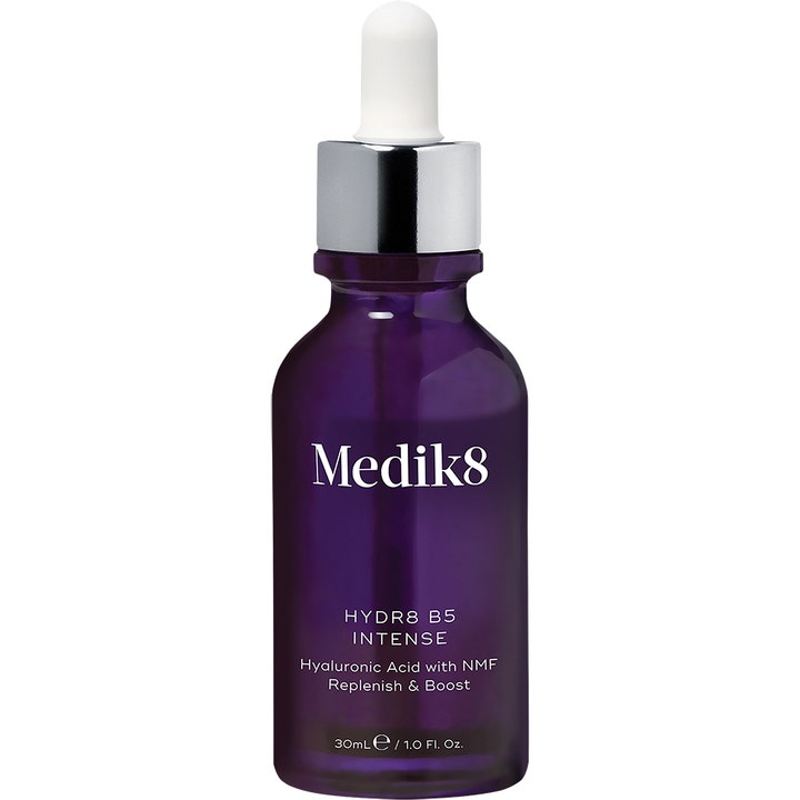 Medik8 Hydr8 B5 Intense 30ml högkoncentrerat återfuktande serum i en lila glasflaska med silverpipett