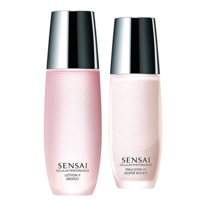 Sensai Cellular Performance Lotion och Emulsion set ger fukt i eleganta rosa flaskor med silverkorkar.