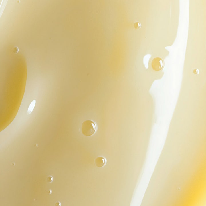 MANTLE The Lite Cream 50 ml cellförnyande dagkräm med NAD+ visar en lätt ljusgul och smidig gel-creme-textur.