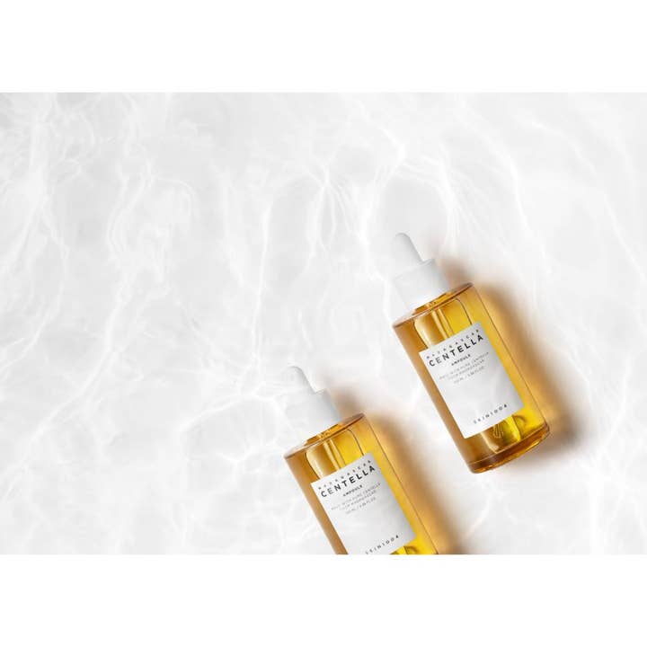 SKIN1004 Madagascar Centella Ampoule 100 ml lugnande centella ampoule serum i glasflaskor på klart krusande vatten