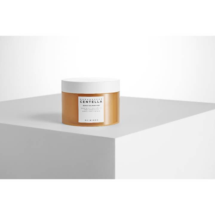 SKIN1004 Madagascar Centella Quick Calming Pad 130 ml lugnande cica pad i bärnstensfärgad burk med vitt lock.