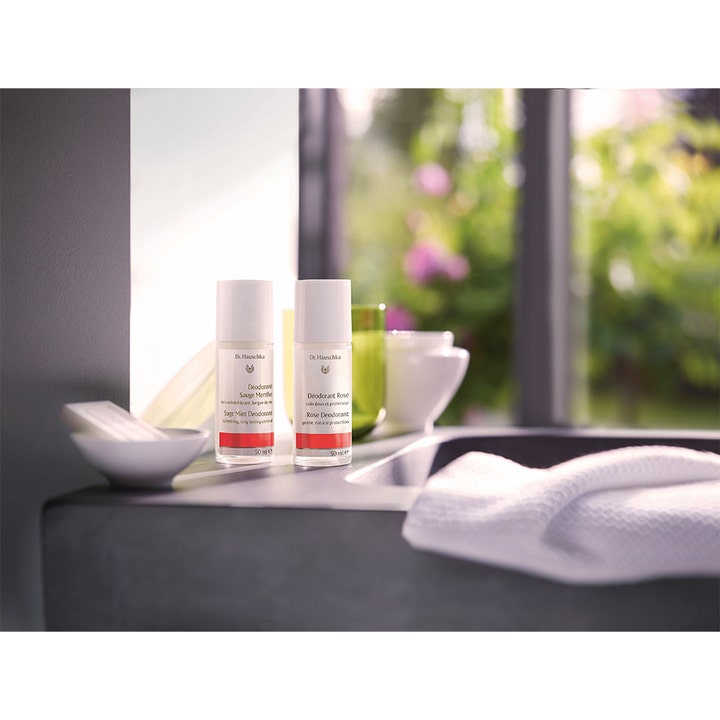 Dr. Hauschka Sage Mint Deodorant 50 ml ekologisk mint deodorant i glasflaska i en harmonisk badrumsmiljö