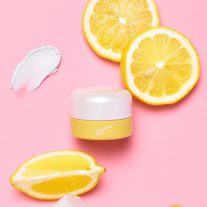 Saturday Skin Yuzu Vitamin C Bright Eye Cream 15 ml lystergivande ögonkräm i gul burk med färsk yuzu och krämtextur.