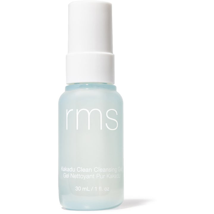 RMS Beauty Kakadu Clean Cleansing Gel 30 ml lystergivande rengöringsgel i frostad ljusblå glasflaska med vit pump
