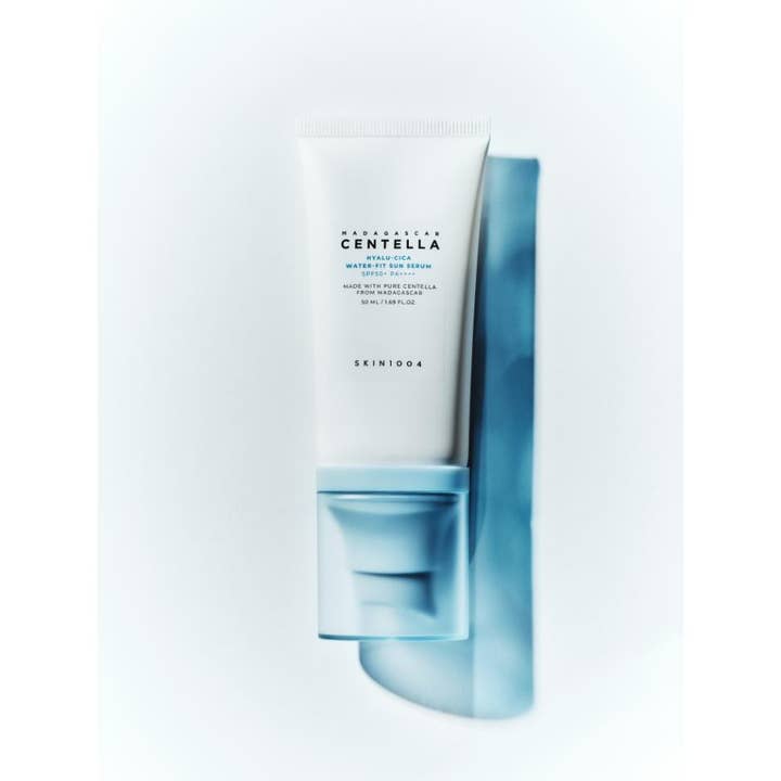 SKIN1004 Madagascar Centella Hyalu-Cica Sun serum 50 ml återfuktande hyaluron centella solserum i vit tub med blått lock