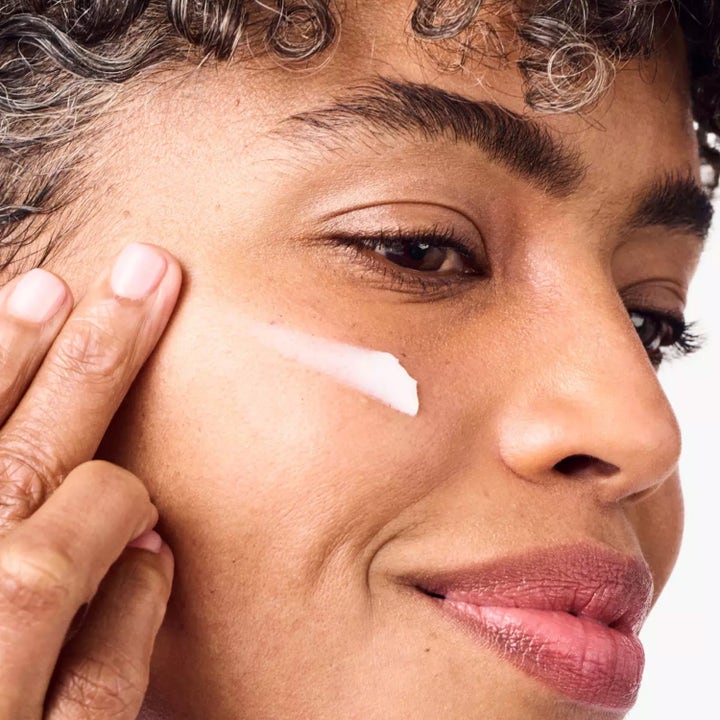 Clinique Smart Clinical Repair Lifting Face + Neck Cream 75 ml uppstramande ansiktskräm med krämig textur på en kind