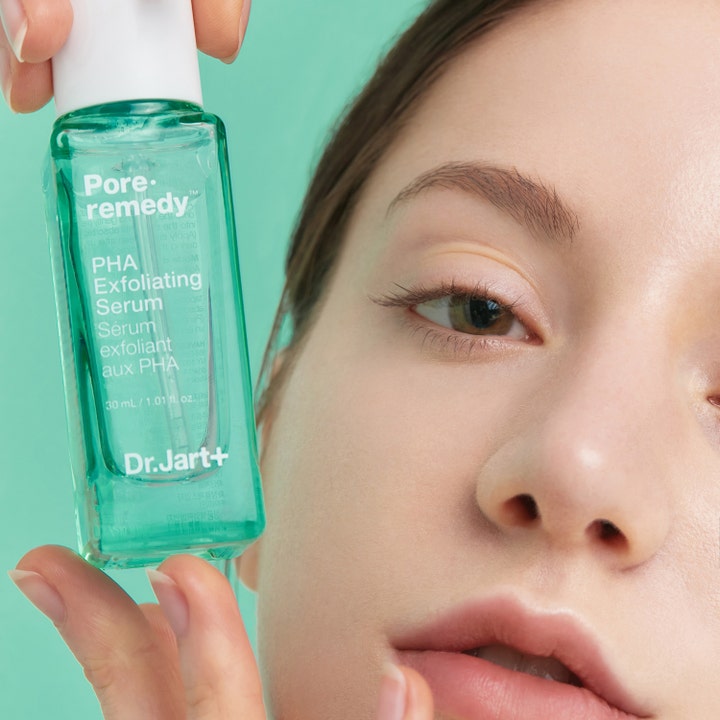 Dr.Jart+ Pore-remedy PHA Exfoliating Serum 30 ml exfolierande serum med pha som hålls intill en persons ansikte.