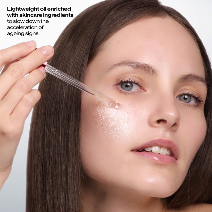 Shiseido Ultimune Power Infusing Oil 75 ml ansiktsolja motverkar ålderstecken och appliceras med pipett på huden.