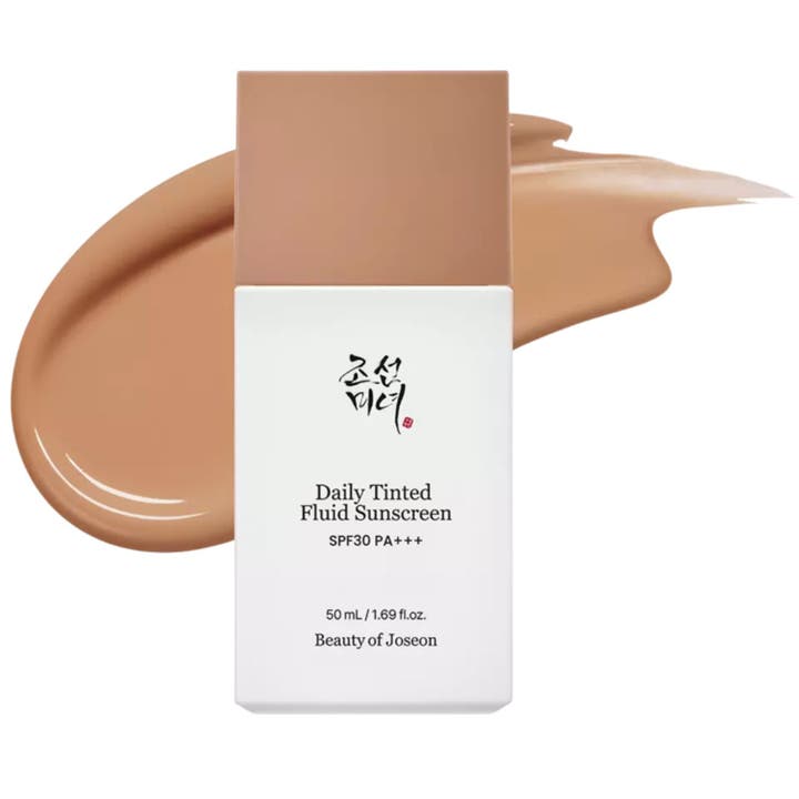 Beauty of Joseon Daily Tinted Fluid Sunscreen 50 ml tonat solskydd i vit flaska med beige krämig textur.