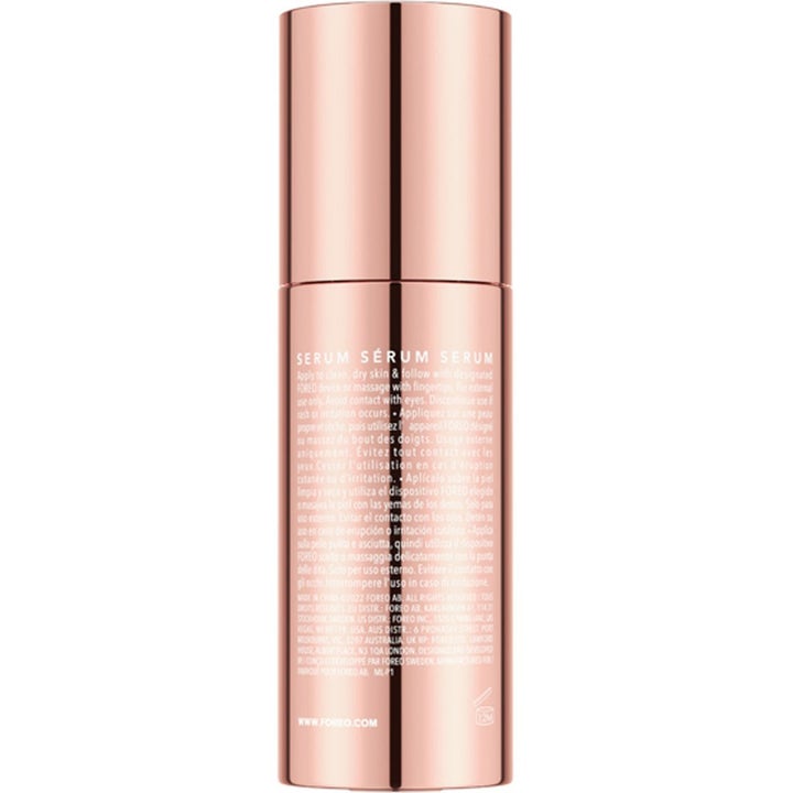 FOREO BEAR 2 Fuchsia + Serum återfuktande ansiktsserum i en blank roseguldfärgad flaska sedd från baksidan.