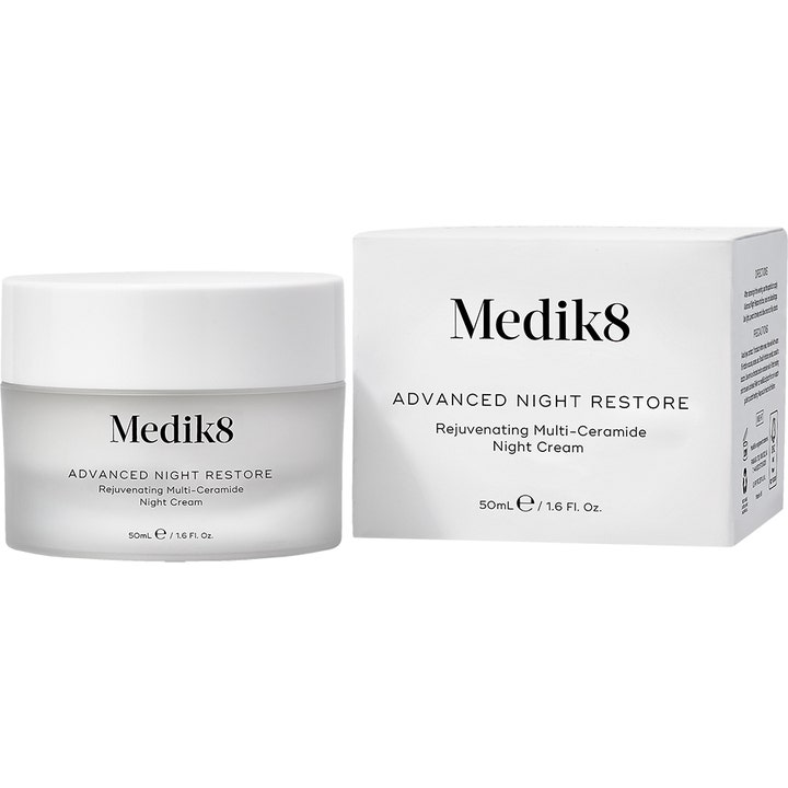 Medik8 Advanced Night Restore 50 ml återfuktande nattkräm med ceramider i frostad glasburk och vit ytterkartong.