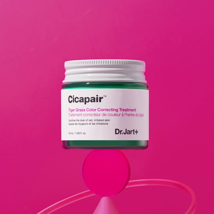 Dr.Jart+ Cicapair Tiger Grass Color Correcting Treatment 50 ml färgkorrigering i grön glasburk mot rosa bakgrund