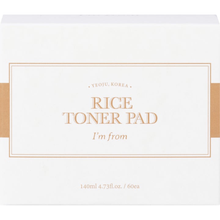 I'm from Rice Toner Pad 60 st återfuktande pads som ger lyster i en vit kartong med eleganta guldfärgade detaljer.