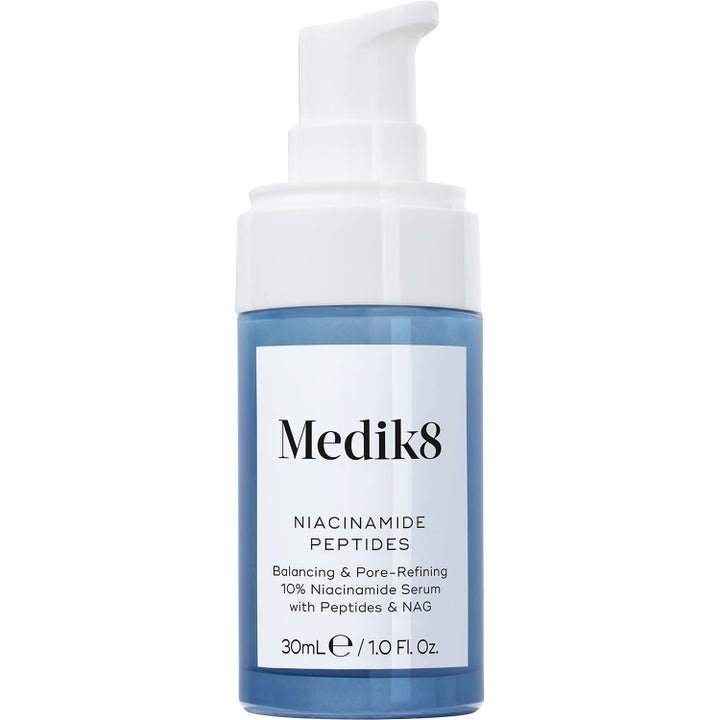 Medik8 Niacinamide Peptides 30ml porförminskande serum som ger klarare hy i blå flaska med vit pump