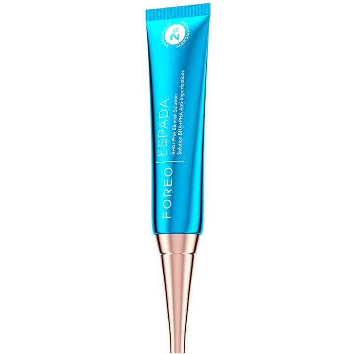 FOREO Blemish Solution 15 ml behandling mot acne i en blå tub med spetsig applikator i roséguld.