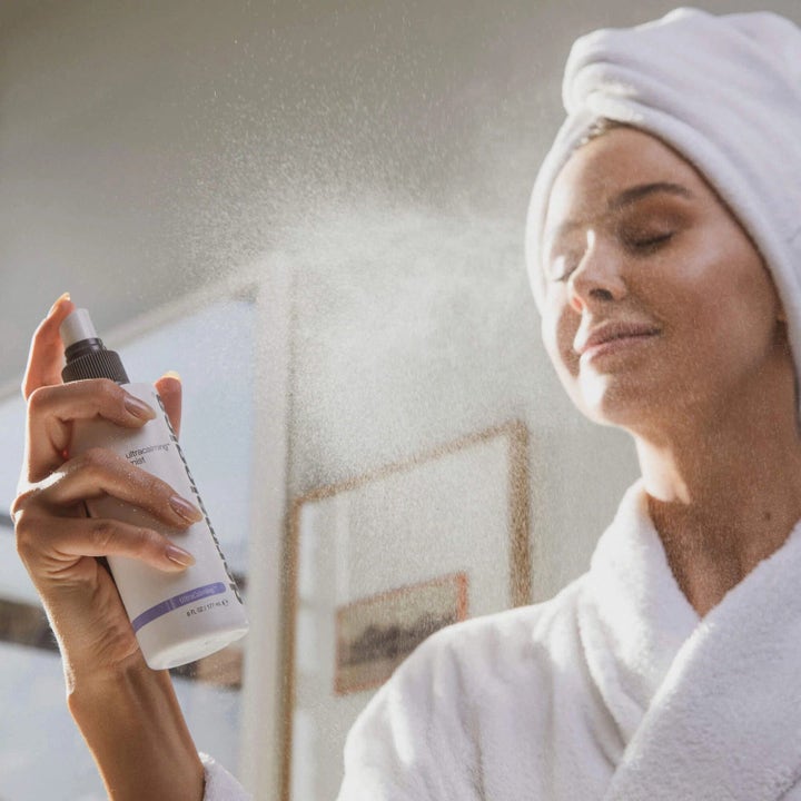 Dermalogica UltraCalming Mist Duo 177 ml lugnande toner sprayas som en fin dimma över ansiktet på en kvinna