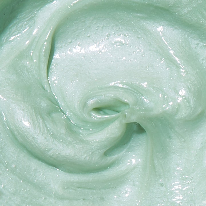 Mario Badescu Seaweed Night Cream 29 ml återfuktande nattkräm med en fyllig ljusgrön krämig textur i en mjuk virvel.