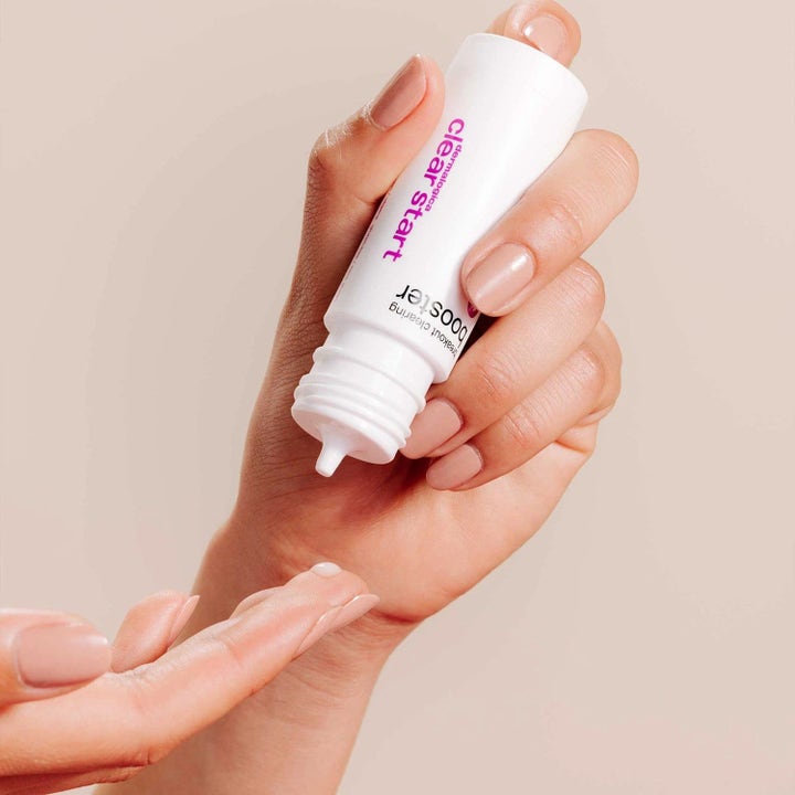 Dermalogica Clear Start Breakout Clearing Booster hudvård med niacinamid motverkar orenheter med gel från vit tub