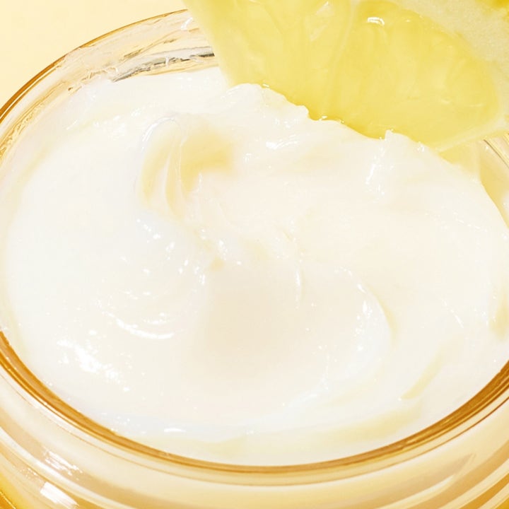 Saturday Skin Yuzu Vitamin C Lip Mask 25 g med krämig vit textur i burk ger lyster med yuzufrukt