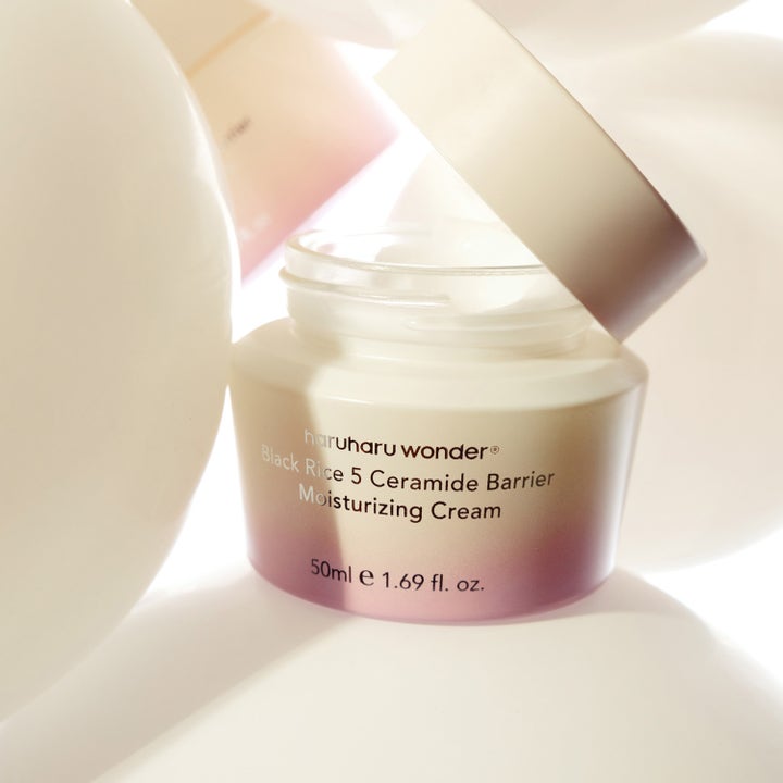 haruharu wonder Black Rice 5 Ceramide Barrier Moisturizing Cream 50 ml i en mjukt tonad burk med öppet lock