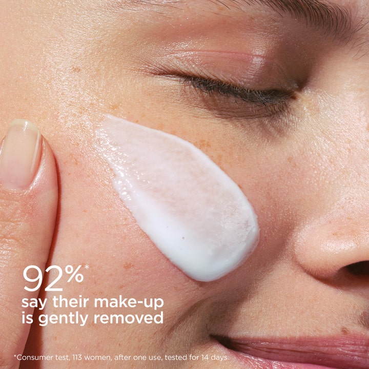 Clarins Velvet Cleansing Milk 200 ml sminkborttagning applicerad som en krämig vit textur på en kind.