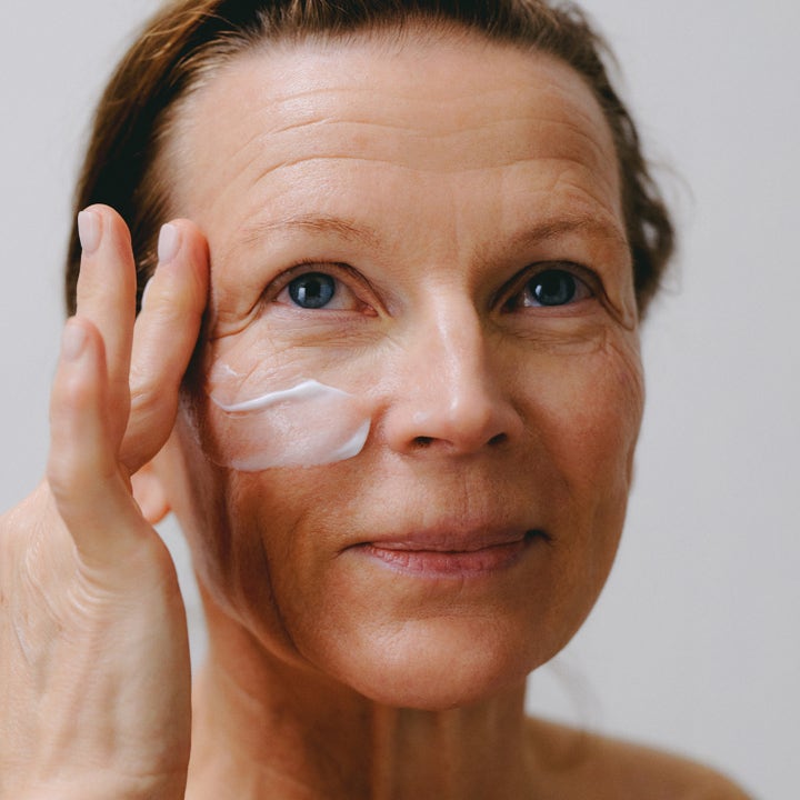 Verso N°3 Barrier Strengthening Cream 40 ml stärkande dagkräm appliceras med fingrarna på kinden som en vit kräm