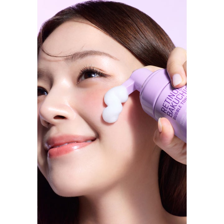 Some By Mi Retinol Bakuchiol Bubble Toner 100 ml ansiktsvatten ger lyster med vitt skum som pumpas ut på en kind.