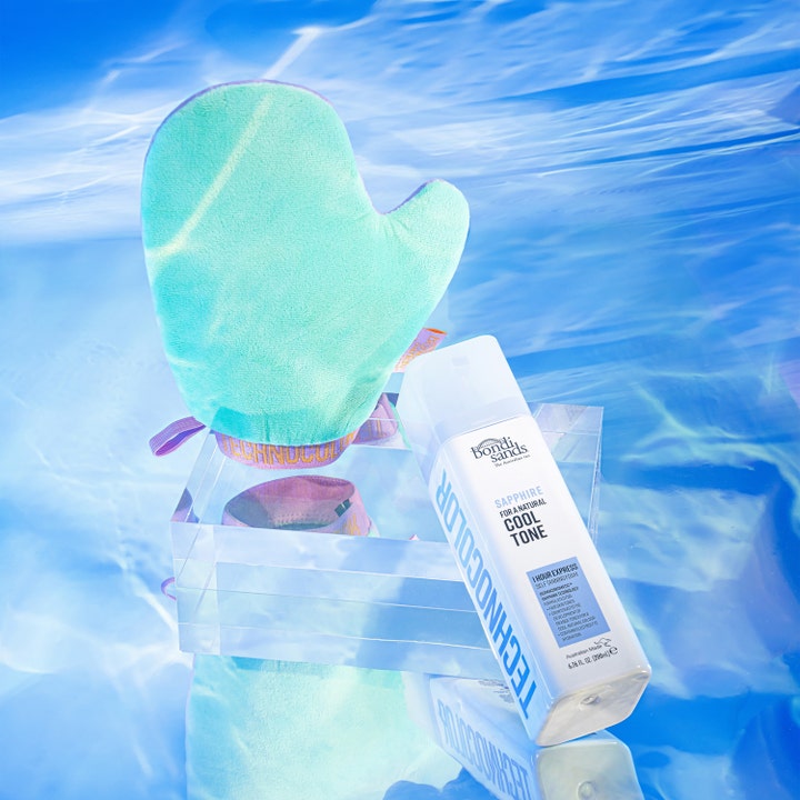 Bondi Sands Technocolor Self Tanning Face Serum 50 ml i vit flaska med turkos appliceringsvante i poolmiljö
