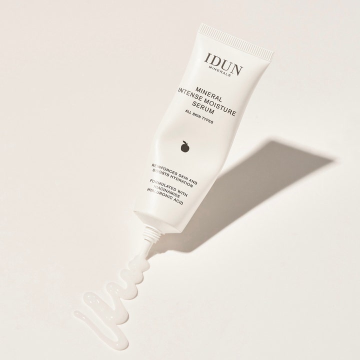 IDUN Minerals Moisturizing Serum 30 ml mineralbaserat återfuktande serum i vit tub med klar gel-konsistens