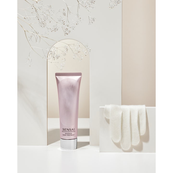 Sensai Cellular Performance Intensive Hand Treatment 100 ml återfuktande anti-aging handkräm i rosa tub med bomullsvantar.