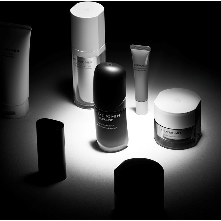 Shiseido Ultimune Men 2.0 Power Infusing Concentrate 50 ml stärkande serum i en gruppbild med dramatisk svartvit belysning.