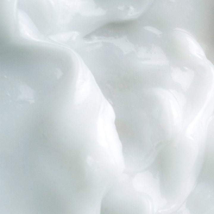 KORA Organics Milky Mushroom Ultra Hydrating Mask 30 ml ekologisk ansiktsmask med en krämig vit textur i mjuka virvlar.