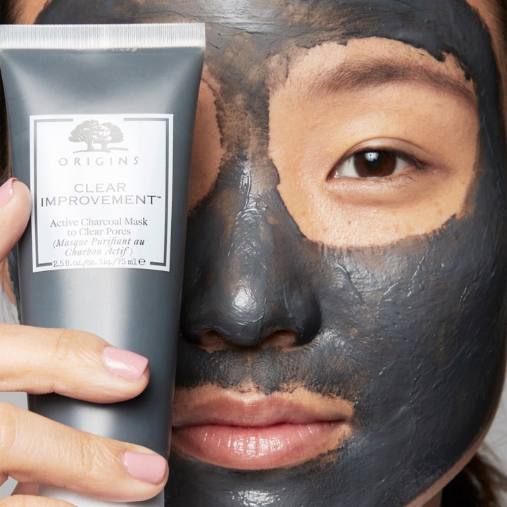 Origins Clear Improvement Active Charcoal Mask 75 ml ansiktsmask för tilltäppta porer applicerad på hud.