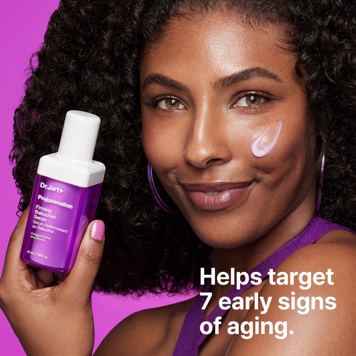 Dr.Jart+ Prejuvenation Firming Bakuchiol Serum 50 ml i lila flaska på en kvinna med kräm i ansiktet.